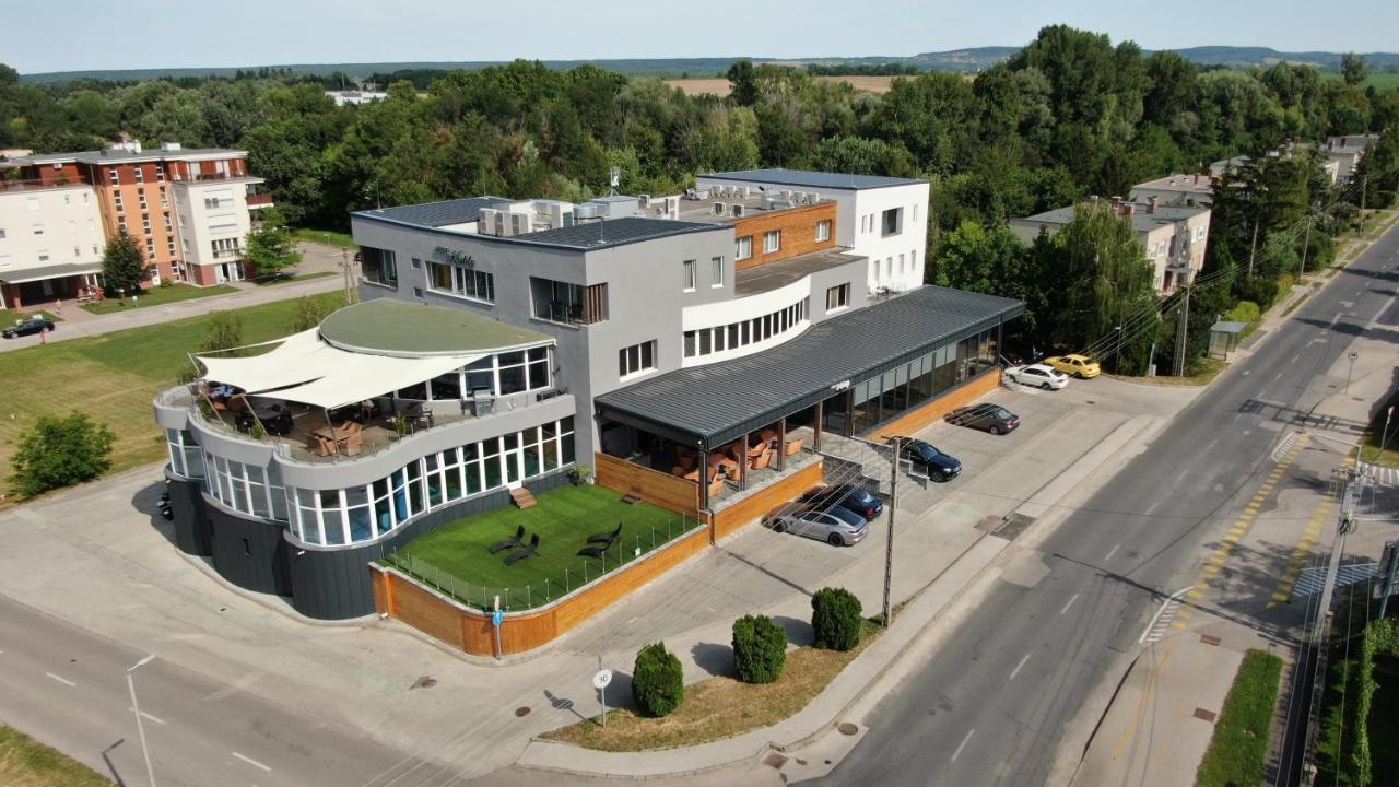 Hotel Kristály Konferencia&Wellness Ajka Exterior foto